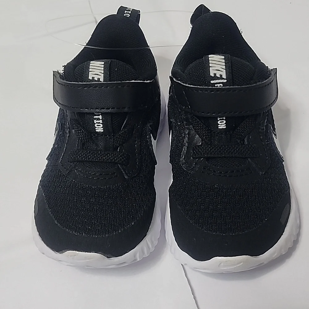 NIKE “REVOLUTION” BLACK BOYS TENNIS SHOES SZ 4C